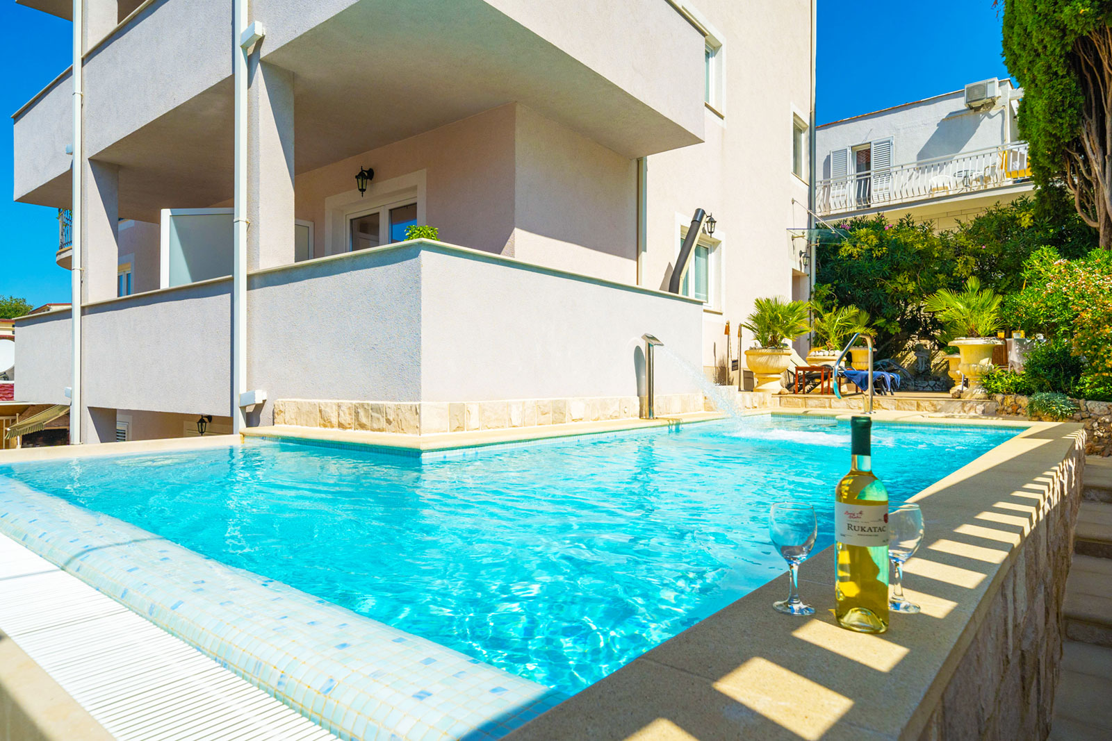 aura-apartments-pool